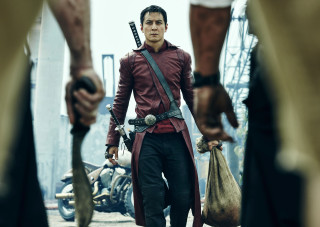 Man red outfit swords bags - money free wallpaper