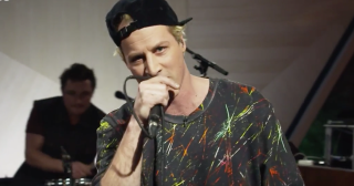 Man hat singing microphone guitar - a studio free wallpaper