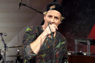 Man microphone hat hand performance - his hand and a hat free wallpaper