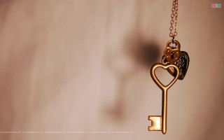 Gold key heart keychain wall - a shadow free wallpaper for desktop