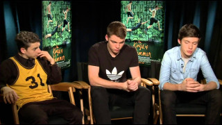 Three men talking stage green - a stage free wallpaper for desktop