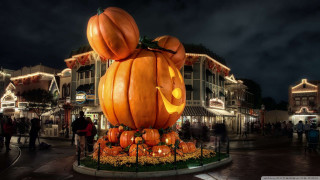 Pumpkin statue city square night - large free wallpaper for desktop