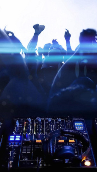 Dj mixing crowd concert festival - a crowd of people free wallpaper for mobile