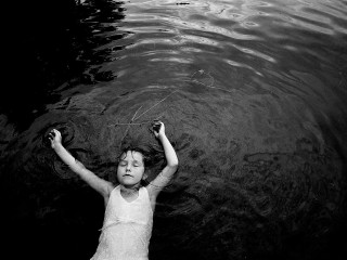 Young girl floating water frisbee - photography free wallpaper