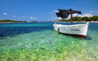 Boat shallow water beach clear - a clear sky above free wallpaper
