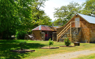 Small building metal roof tree - a small building free wallpaper