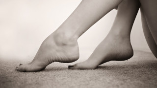Bare feet sitting floor crossed - bare free wallpaper