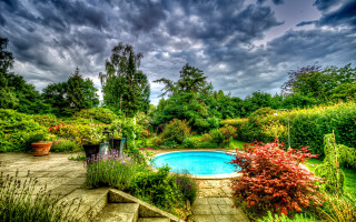 Pool garden lush green cloudy - free summer wallpaper