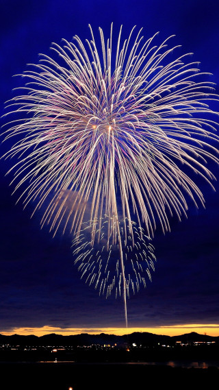 Fireworks display city night blue - free new year wallpaper for mobile