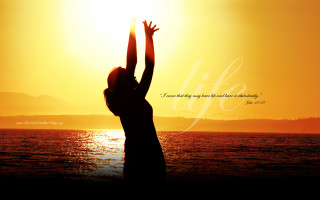 Woman catching frisbee sunset quote - cheerful free wallpaper for desktop