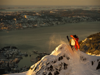 Skiing snowy mountain city lake - a snowy mountain top free wallpaper
