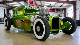 Green white truck tiltshift detailed - a yellow stripe free wallpaper