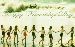 Girls holding hands beach happy - the background of the picture free wallpaper