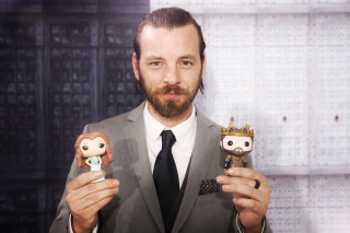 Man suit dolls fake monkey - a crown free wallpaper