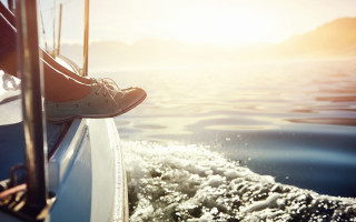 Feet boat water sunshine edge - a persons foot free wallpaper