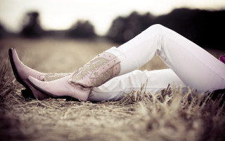 Tattooed woman field white pants - white pants free wallpaper
