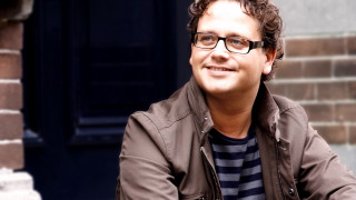 Man glasses bench smiling camera - dirck van der lisse free wallpaper