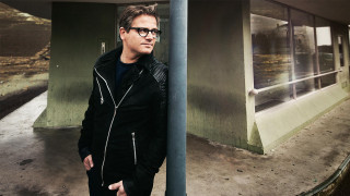 Man leaning pole building window - arbeitsrat für kunst free wallpaper for desktop