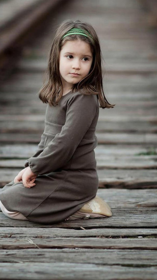 Little girl portrait wooden floor - portrait photography free wallpaper for mobile