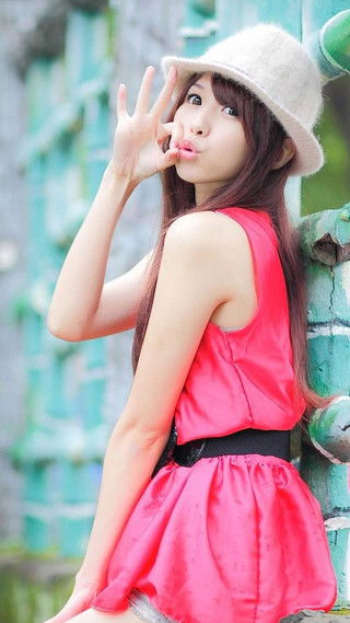 Alice pink dress hat outdoors - her face and a hand free wallpaper for mobile