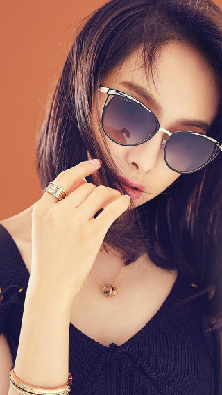 Woman sunglasses blacktop goldring brownwall - a brown wall free wallpaper