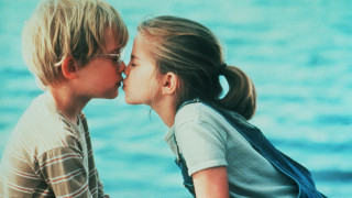 Boy girl kissing beach water - a boy and a girl free wallpaper