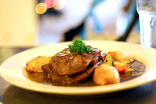 Plate meat potatoes water blurry - the background and a blurry background free wallpaper