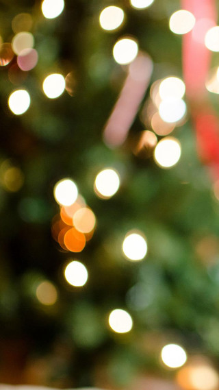 Christmas tree lights blurry background - free light wallpaper for mobile