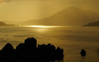 Large body of water mountain 3 - dramatic light free wallpaper