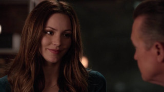 Woman talking man dark room - seductive smile free wallpaper for desktop