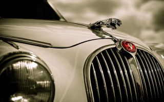 Classic car chrome grille red - a classic car free wallpaper