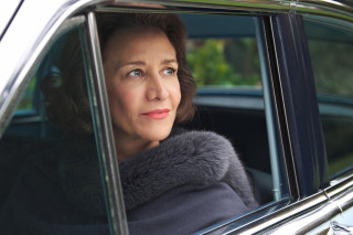 Woman car window fur collar - a fur collar free wallpaper