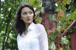 Woman white shirt jeans tree - vine free wallpaper for desktop