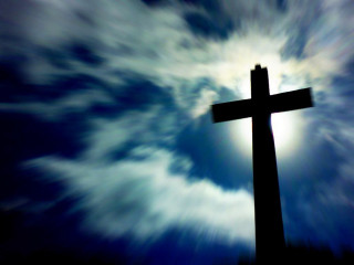 Cross cloudy sky sunbeam background - radiant free wallpaper