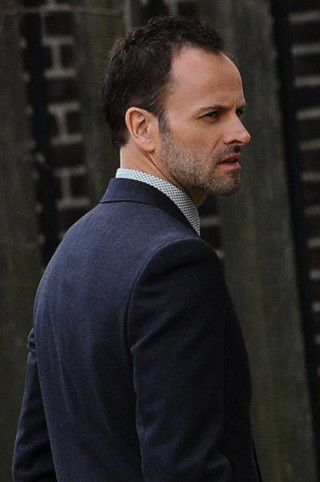 Handsome man suit street cobra - a handbag free wallpaper for mobile