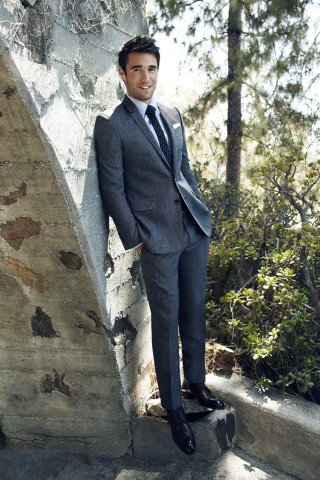 Man suit leaning wall hands - his hip free wallpaper for mobile