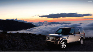 Land rover mountain top clouds - a view of the mountains free wallpaper