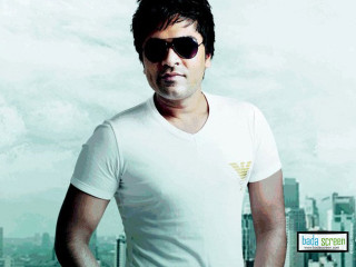 Man white shirt sunglasses cityscape - ella guru free wallpaper