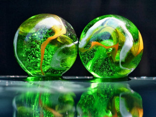 Green glass balls reflection table 3 - a table top free wallpaper