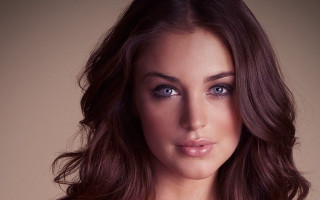 Woman blueeyes hyperrealistic portrait araceli - neutral free wallpaper for desktop