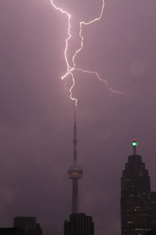 Lightning bolt hitting building toronto - andrea pozzo free wallpaper