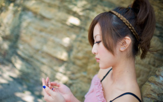 Woman braid cell phone rock - a braid free wallpaper