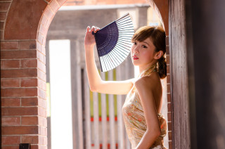 Woman dress fan doorway brick - fan kuan free wallpaper