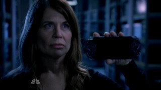 Woman camera dark room light - a dark room free wallpaper for desktop