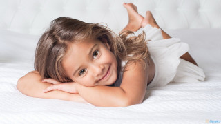 Little girl bed crossed smile - little free wallpaper