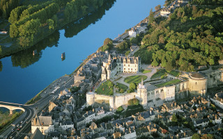 Castle river bridge building scenery - a bridge in the middle of it free wallpaper