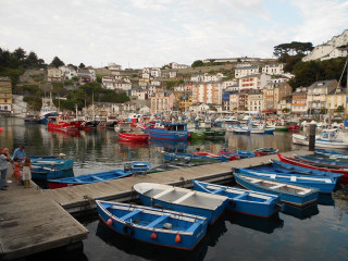 Boats docked harbor city people - panoramic view free wallpaper for desktop