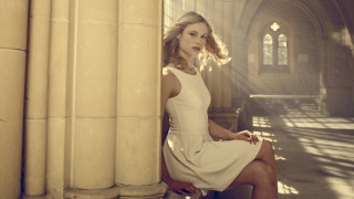 Woman white dress stone bench - column free wallpaper