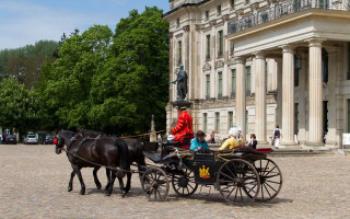 Horse drawn carriage man red - a red uniform free wallpaper for desktop