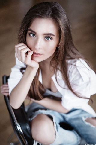 Woman serious look hand chin - her chin free wallpaper for mobile